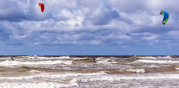 Kitesurfers 在多云的天空下 Venspils 海滩附近的波罗的海波浪 在海里的乐趣 极限运动滑水 — 图库照片
