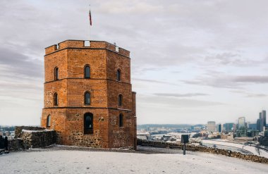 Şafak kule - soğuk kış günü kalan bölümünde üst kale Vilnius, Litvanya için görüntüleyin. Kule Vilnius ve Litvanya'nın bir sembolü olduğunu.