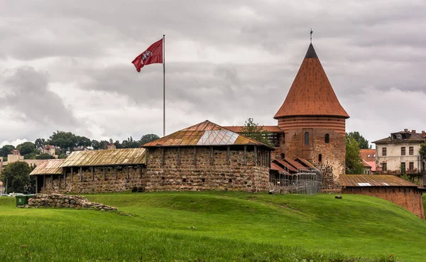Yuvarlak kulenin ve 14ncü yüzyıl, Kaunas, Litvanya ikinci büyük kenti yakınında Gotik tarzı Ortaçağ Kalesi Kalesi.