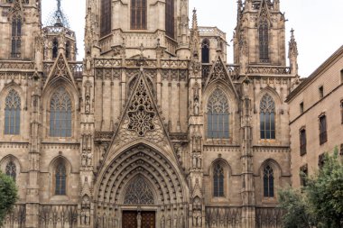 Cephe Barselona Katedrali veya kutsal haç ve Aziz Eulalia Barselona Gothic Quarter katedral. Cephe dekore heykeller, pinnacles, kemerler ile.