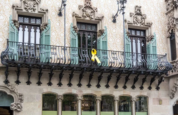 Желтая Ленточка Висящая Балконе Дома Желтые Ленты Размещены Всей Барселоне — стоковое фото
