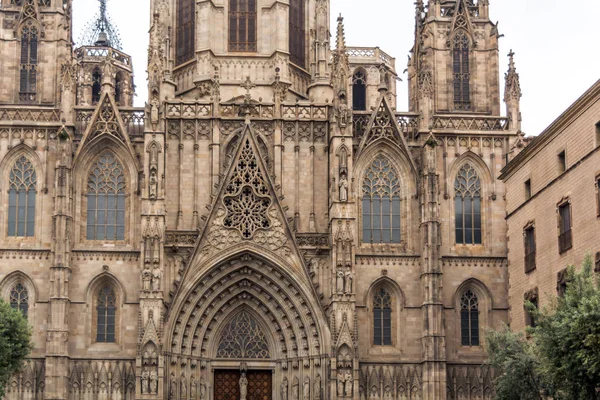 Cephe Barselona Katedrali veya kutsal haç ve Aziz Eulalia Barselona Gothic Quarter katedral. Cephe dekore heykeller, pinnacles, kemerler ile.