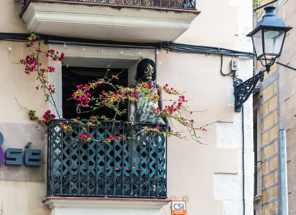 Манекен Платье Противогаз Стоящий Обычном Балконе Барселоны Красными Цветами — стоковое фото