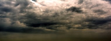 Dramatik gökyüzü arka plan. Arka planı karanlık bulutlar. Yatay doğa fotoğraf. Karanlık dramatik bulutlu gökyüzü doku.