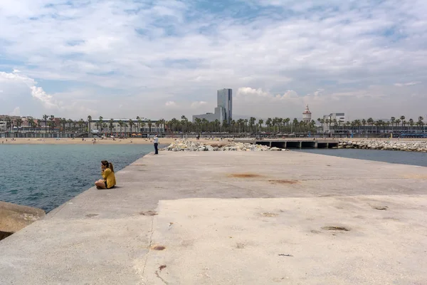 Gente Está Sentada Caminando Rompeolas Barceloneta Vista Playa Barceloneta Desde — Foto de Stock