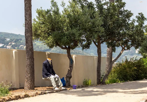 Hombre Sin Cabeza Traje Sentado Park Güell Sombra Del Árbol — Foto de Stock