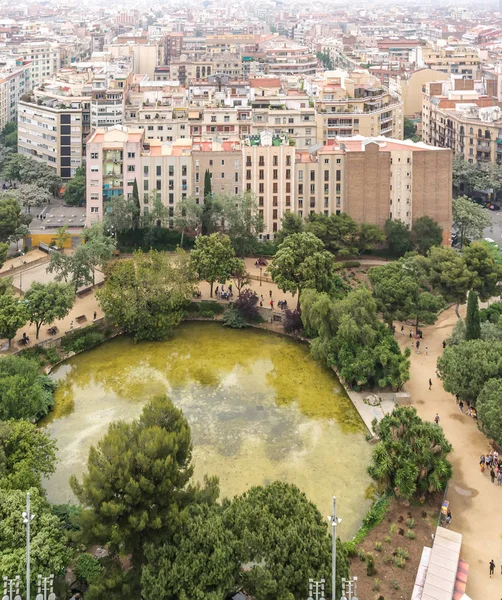 Näkymä Barcelonaan Ylhäältä Basilikan Jossa Vihreä Lampi Plaza Gaudi Gaudi — kuvapankkivalokuva