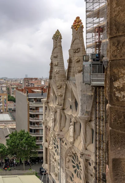 Sagrada Familia Kilisesi - büyük bitmemiş Roma Katolik Kilisesi tarafından Katalanca tasarlanmış Barcelona, dış detayları mimar Antoni Gaudi.