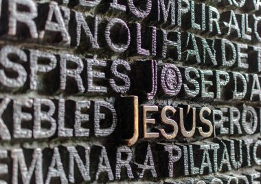 Barcelona 'daki Sagrada Familia' nın bronz kapısında İsa 'nın sözleriyle ayrıntılar. İncil kapılarında İsa 'nın Tutkusunu anlatan Yeni Ahit metinleri var..