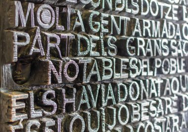 Barcelona'da Sagrada Familia tutku cephe Bronz kapı detayını. İncil'i kapılar Yeni Ahit İsa'nın tutkusu tasvir metinden içerir.
