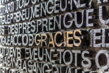 Word Gracies (Katalanca teşekkür) Barcelona'da Sagrada Familia tutku cephe Bronz kapı ayrıntı. İncil'i kapılar Yeni Ahit İsa'nın tutkusu tasvir metinden içerir.