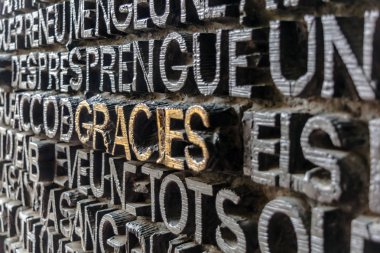 Word Gracies (Katalanca teşekkür) Barcelona'da Sagrada Familia tutku cephe Bronz kapı ayrıntı. İncil'i kapılar Yeni Ahit İsa'nın tutkusu tasvir metinden içerir.
