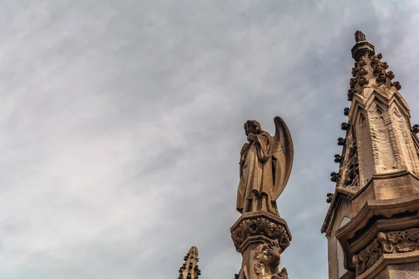 Escultura Gótica Contra Cielo Oscuro Cementerio Poblenou Pacífico Pero Macabro —  Fotos de Stock