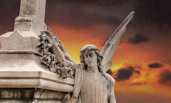 Escultura Ángel Contra Cielo Naranja Dramático Cementerio Poblenou Pacífico Pero —  Fotos de Stock