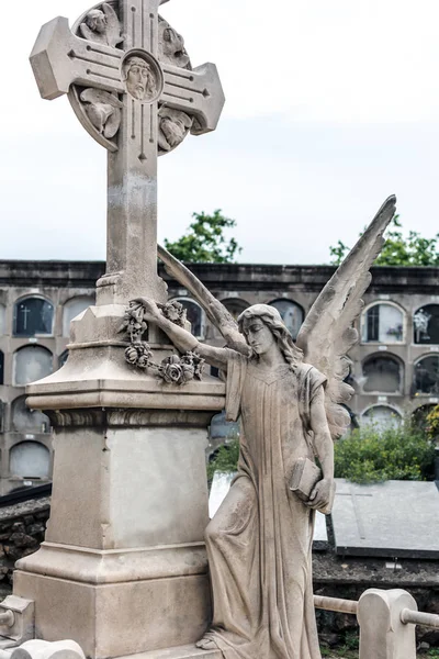 天使の彫刻と Poblenou 墓地に渡る 静かな 気味の悪い 墓地の Poblenou は今日忘れられない まだ美しい 信じられないほどに家の彫刻 — ストック写真