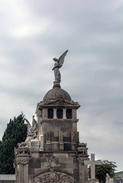 Barcellona Spagna Maggio 2018 Cripta Con Scultura Angelo Sul Tetto — Foto Stock