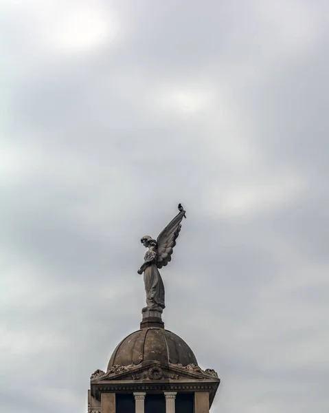 バルセロナ スペイン 2018 天使の彫刻と Poblenou 墓地で曇り空を背景カササギ ポブレノウ墓地は今日忘れられない まだ美しい 信じられないほどに家の彫刻 — ストック写真