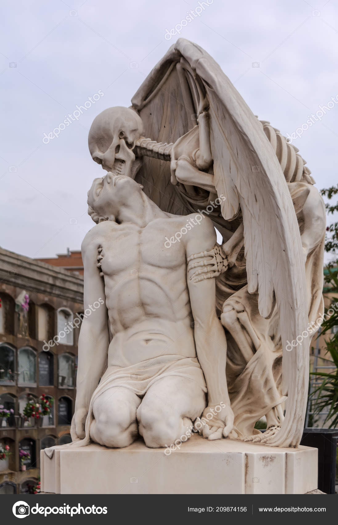 Kiss Of Death Statue Barcelona Spain May 18 Kiss Death Statue Poblenou Cemetery Barcelona Stock Editorial Photo C Lmaximova