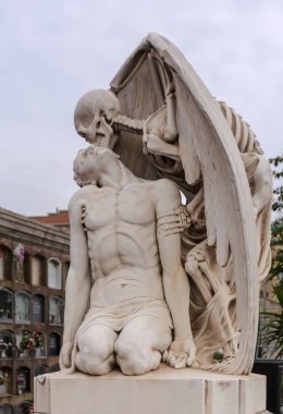 Barcelona, İspanya - 10 Mayıs 2018: Ölüm öpücüğü heykel Barcelona'da Poblenou mezarlığı. Bu mermer heykel ölüm, yakışıklı bir genç adam öpüşme kanatlı bir iskelet olarak gösteriyor. Heykel hemen romantik ve korkunç..