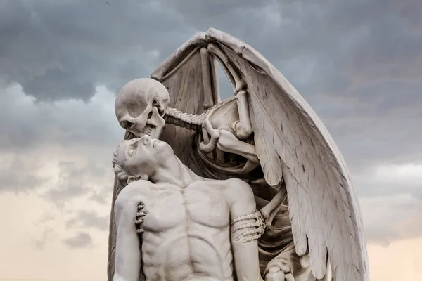 Barcelona España Mayo 2018 Estatua Del Beso Muerte Cementerio Poblenou —  Fotos de Stock