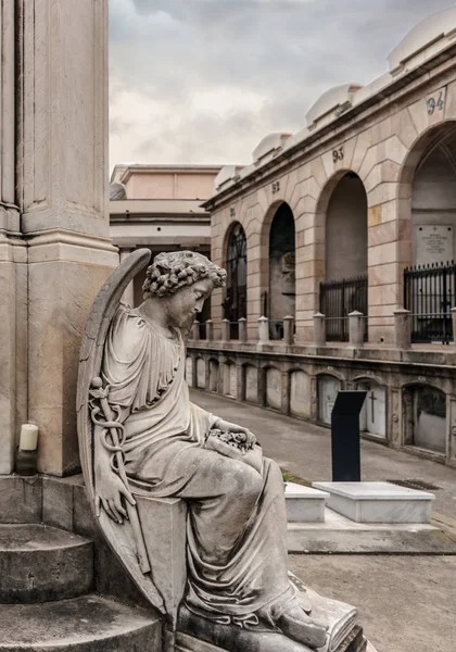 Barcelona España Mayo 2018 Escultura Angelical Masculina Sentada Cripta Del —  Fotos de Stock