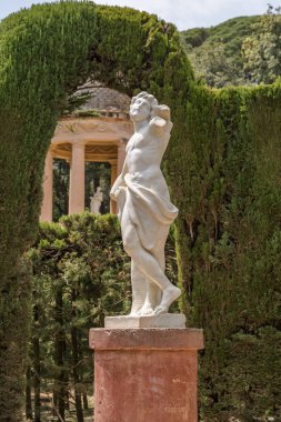 Barcelona, İspanya - 10 Mayıs 2018: Eros heykeli, âşık labirenti Park Horta ortasına Yunan tanrısı. Mermerden yapılmış, bu tedbirler 1.40 m yüksek ve şu anda silah sakat.