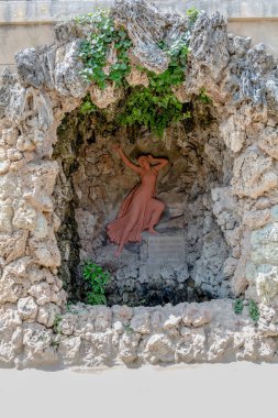 Barcelona, İspanya - 10 Mayıs 2018: Pişmiş toprak perisi Echo Grotto Echo ve Narcissus labirent Park Horta Rölyef.