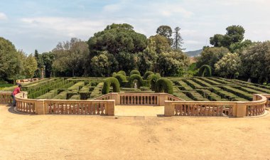 Barcelona, İspanya - 10 Mayıs 2018: Panoramik neoklasik tarzdaki Horta Park üzerinde. Parkta verir hedge labirent adını, oluşan kesilmiş servi ağaçlarının 750 metre.