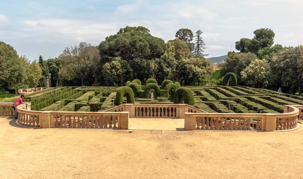 Barcelona, İspanya - 10 Mayıs 2018: Panoramik neoklasik tarzdaki Horta Park üzerinde. Parkta verir hedge labirent adını, oluşan kesilmiş servi ağaçlarının 750 metre.