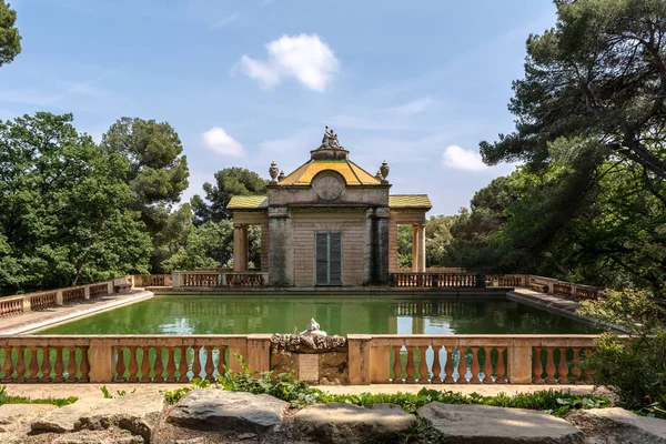 Neoklasik pavilion Carlos IV ve Horta labirent Park balık ile kare bir su birikintisi. Köşk 1794 yılında Domenico Bagutti tarafından yaptırılmıştır.