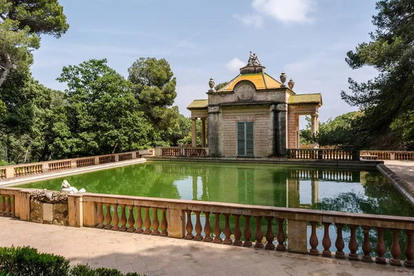 Neoklasik pavilion Carlos IV ve Horta labirent Park balık ile kare bir su birikintisi. Köşk 1794 yılında Domenico Bagutti tarafından yaptırılmıştır.