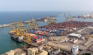 Barcelona endüstriyel kargo liman hava manzara Montjuic hill. Sarı kargo vinçler ve çok renkli nakliye konteyner Barcelona bağlantı noktası.