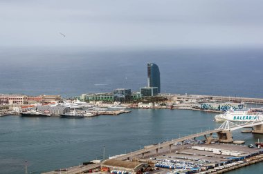 W Barcelona, olarak da bilinen Lüks Yat ve tekne ile Barcelona girişinde içinde Hotel Vela (yelken otel) liman.