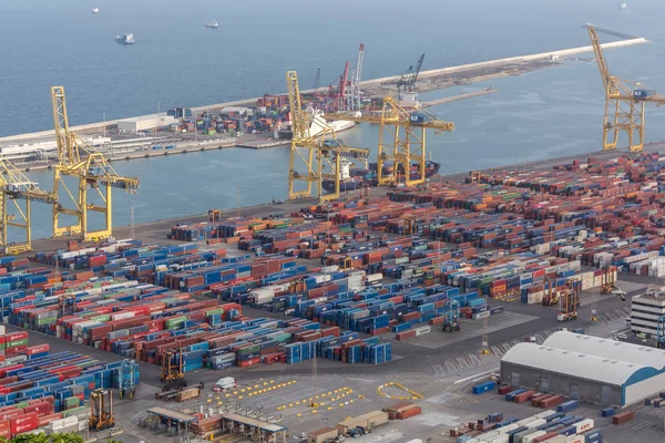 Barcelona endüstriyel kargo liman hava manzara Montjuic hill. Sarı kargo vinçler ve çok renkli nakliye konteyner Barcelona bağlantı noktası.