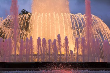 Magic Fountain Montjuic Barcelona, İspanya renkli performansını. Muhteşem bir görüntü, müzik, su akrobasi ve 50'den fazla çeşit tonları ve tonlar elde ışık gösterisi birleştiren.