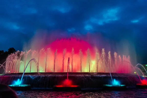 スペイン バルセロナのモンジュイックの魔法の泉のカラフルなパフォーマンス ショーは音楽 水のアクロバット 種類以上の色合いと色を生成するライトの壮大なディスプレイを組み合わせた — ストック写真