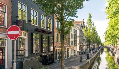 Amsterdam, Hollanda - 21 Mayıs 2018: Kırmızı Fener Sokağı doğal gün ışığı alan sabah. Kalabalık kapalı olduğundan, pek çok dükkan kapalı ve çöp süpürme işçiler sokaklara kapalı.