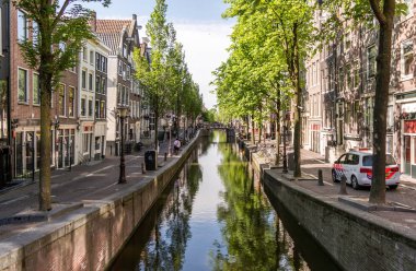 Amsterdam, Hollanda - 21 Mayıs 2018: Kırmızı Fener Sokağı doğal gün ışığı alan sabah. Kalabalık kapalı olduğundan, pek çok dükkan kapalı ve çöp süpürme işçiler sokaklara kapalı.