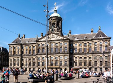 Amsterdam, Hollanda - 21 Mayıs 2018: Royal Palace Amsterdam Dam Meydanı'nda çok güneşli bir bahar günü şehrin merkezinde. 17. yüzyılda saray inşa edilmiştir.