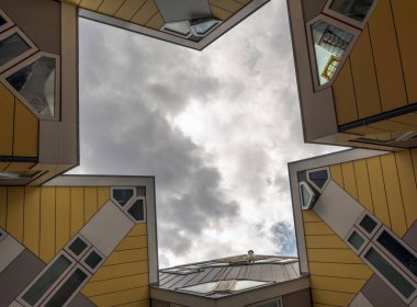 Rotterdam, Hollanda küp evler Patellayı sıkıcı bulutlu günde izlendi. Yüksek yoğunluklu konut yeterli alanı olan kavramı dayalı yenilikçi evleri kümesidir.