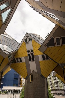 Hareket ettirildiğinde küp Rotterdam, Hollanda bir altıgen şeklinde dikmesi üzerine oturan ev sahipliği yapmaktadır. Yüksek yoğunluklu konut yeterli alanı olan kavramı dayalı yenilikçi evleri kümesidir.