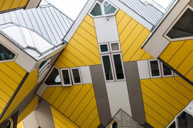 Rotterdam, Hollanda - 22 Mayıs 2018: Hareket ettirildiğinde windows bir küp evler. Yüksek yoğunluklu konut yeterli alanı olan kavramı dayalı yenilikçi evleri kümesidir.