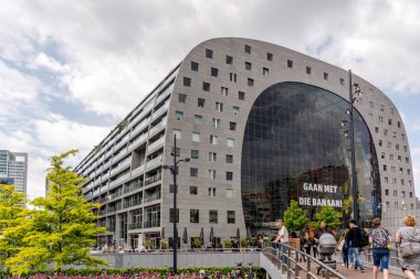 Rotterdam, Hollanda - 22 Mayıs 2018: Gri büyük at nalı şeklinde bina, Markthal (Pazar salonu) - konut ve ofis altında Pazar hall ile Binası.
