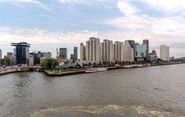 Rotterdam, Hollanda - 22 Mayıs 2018: Nieuwe Maas nehri üzerinde uzun uzun boylu etkileyici gökdelenler, deniz memorial 'yay' ve gemi ile modern yenilikçi şehir merkezine görünüm.