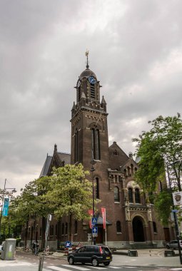 Rotterdam, Hollanda - 22 Mayıs 2018: Arminiuskerk, bir Remonstrant kilise toplum merkezi Rotterdam kentinde 1897 yılında inşa edilmiş ve Neo-Romanesk elemanları ile geçiş mimaride tasarlanmıştır