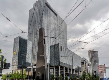 Rotterdam, Hollanda - 22 Mayıs 2018: Modern ve görkemli Gebouw Delftse Poort (Delft Gate bina) office gökdelenin cephe bakım ücretsiz, mavi renkli yansıtıcı cam ürünleri ile.