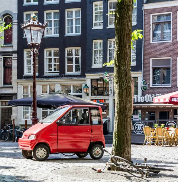 Amsterdam, Hollanda - 21 Mayıs 2018: Caddesi boyunca gezeceğiniz cepheler ile pitoresk geleneksel kanal ev sahipliği yapmaktadır. Çoğu Amsterdams etkileyici mimari tarihler 17..