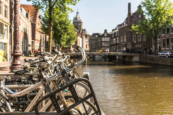 Amsterdam, Hollanda - 21 Mayıs 2018: Caddesi boyunca gezeceğiniz cepheler ile pitoresk geleneksel kanal ev sahipliği yapmaktadır. Çoğu Amsterdams etkileyici mimari tarihler 17..