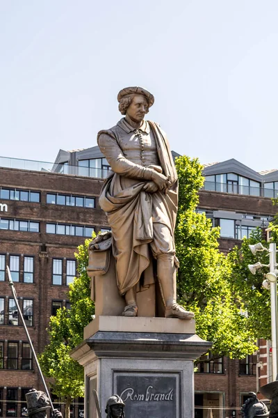 荷兰阿姆斯特丹 2018年5月21日 伦勃朗登 伦勃朗广场 的伦勃朗铸铁雕像 在花岗岩基座上有一个画家签名的复制品 — 图库照片
