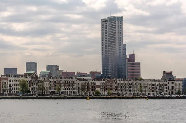 Rotterdam, Hollanda - 22 Mayıs 2018: en yüksek Maastoren (Meuse Kulesi), Hollanda'da üzerinden Nieuwe Maas nehri Binası için görünümü.
